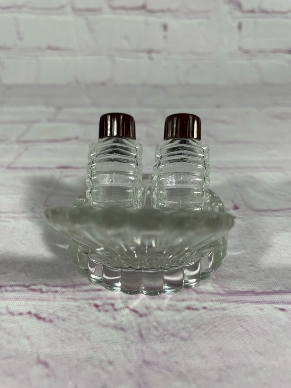 Vintage Glass Seashell Clamshell Glass Salt and Pepper Shaker Set with Holder - Picture 5 of 7